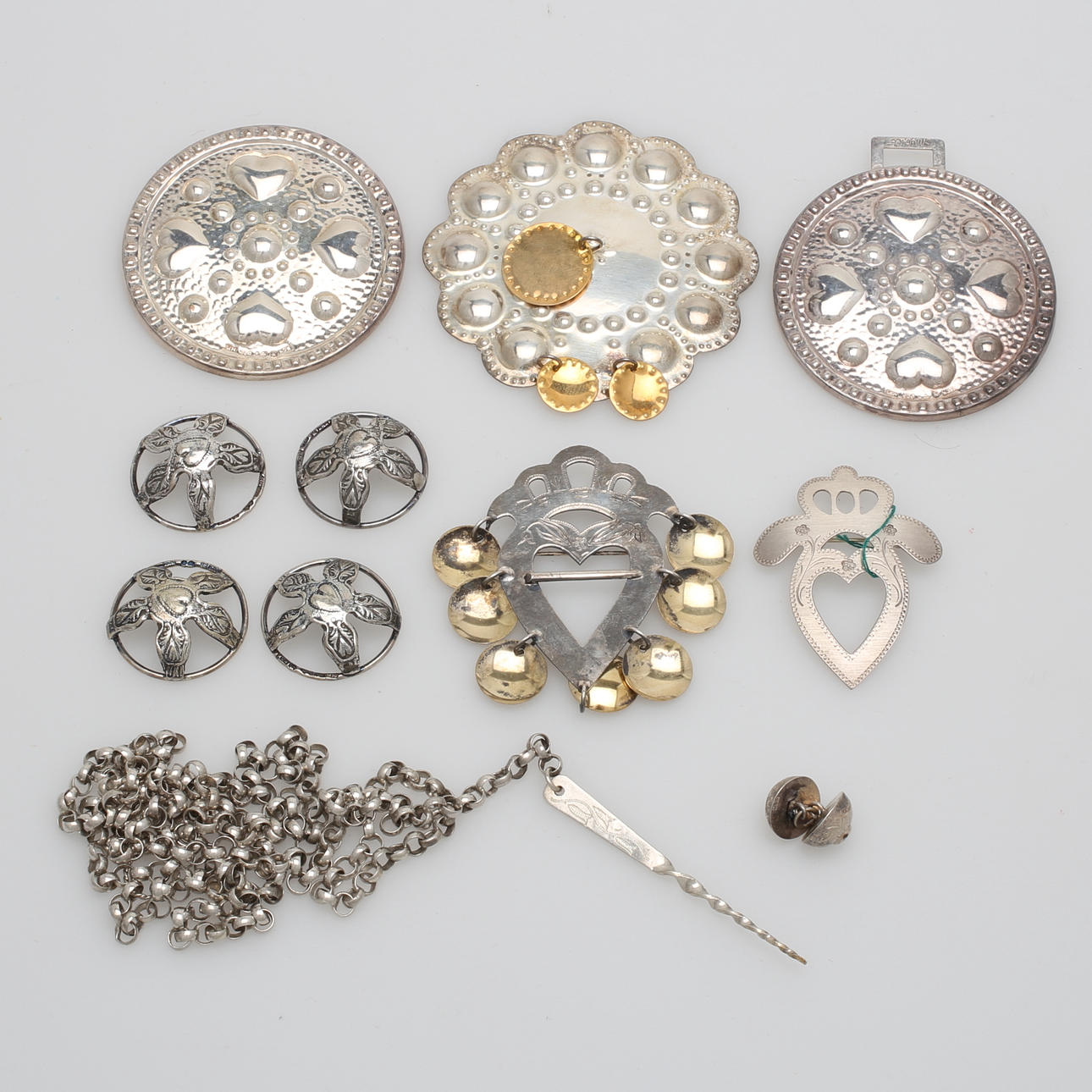 DRÄKTSMYCKEN, 9 st, till "Värendsdräkten", silver, bland andra Yngve Lindh Växjö, vikt 161 gram.