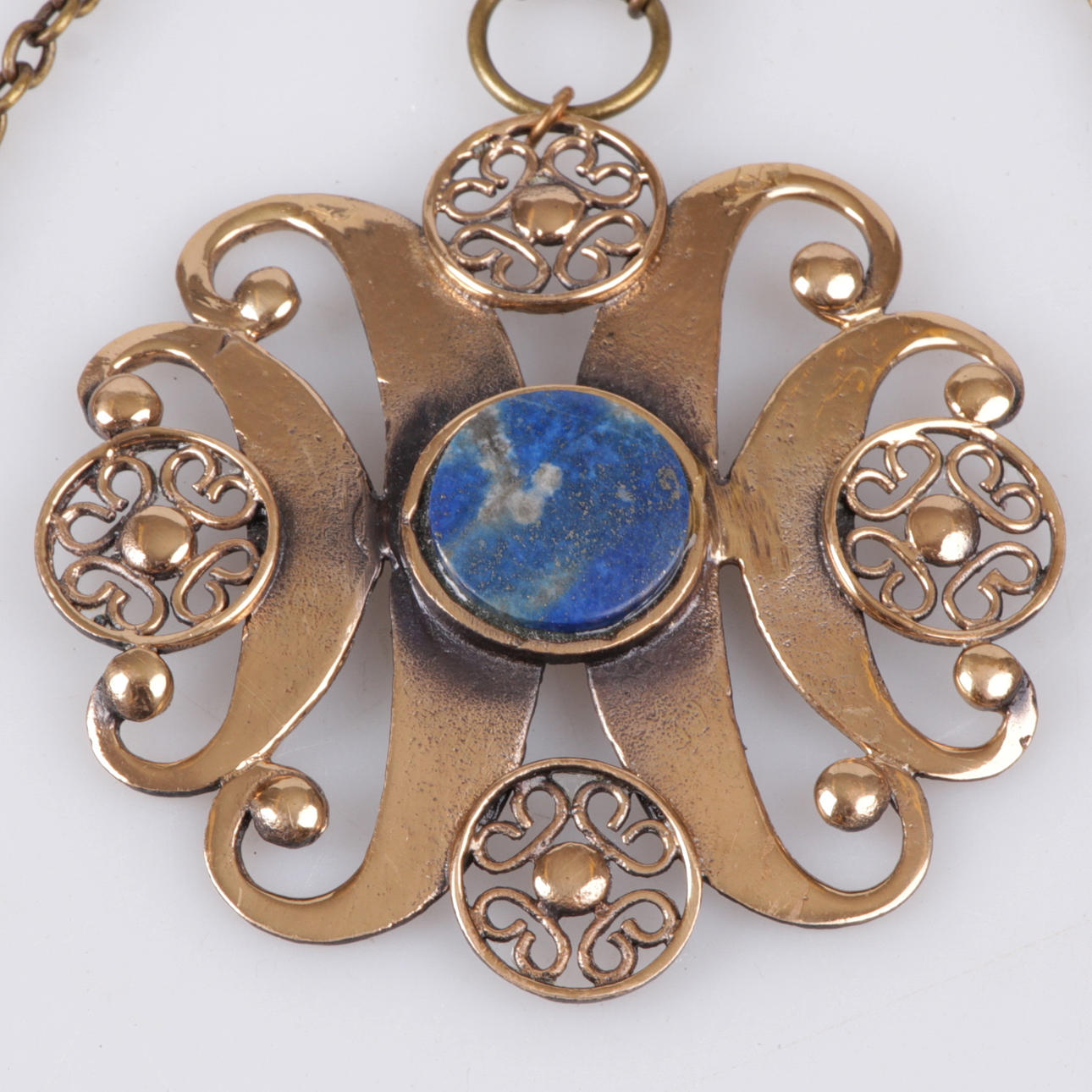 HÄNGSMYCKE, brons, Polar Koru Oy, Finland.