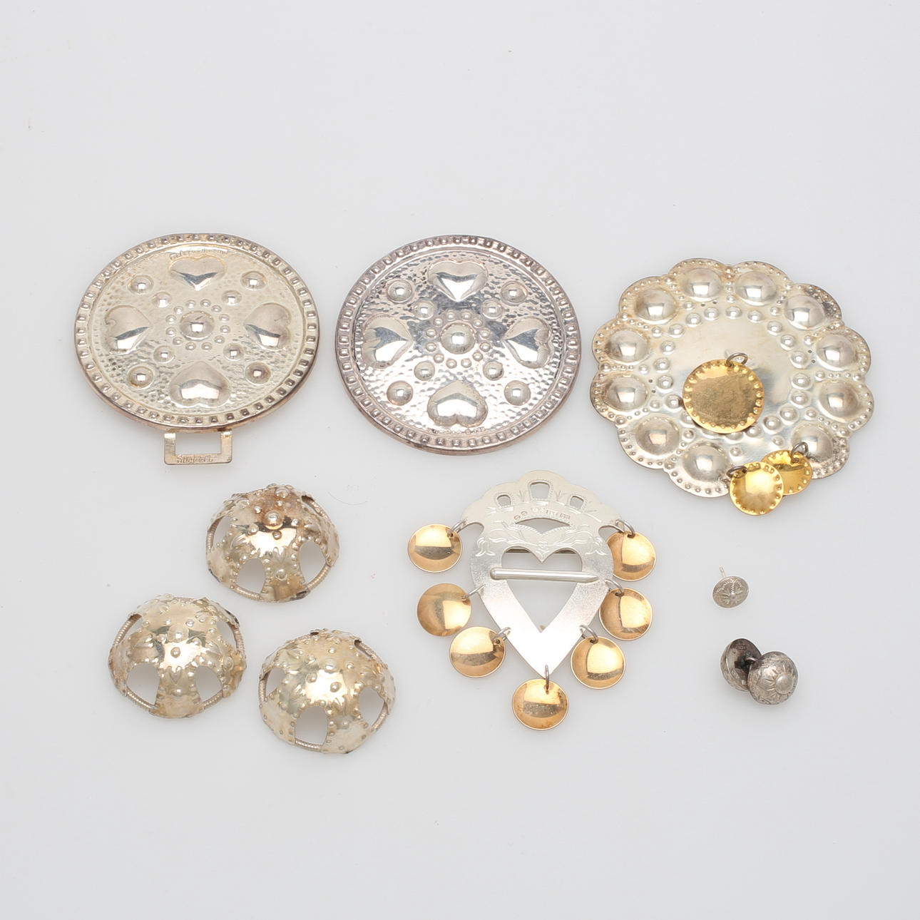 DRÄKTSMYCKEN, 8 st, till "Värendsdräkten", silver, bland andra Yngve Lindh, Växjö, vikt 117 gram.