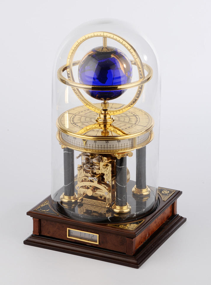 FRANKLIN MINT, FRANZ HERMLE & SOHN. Mekanisk årtusensklocka med månfas under glasöverdel.