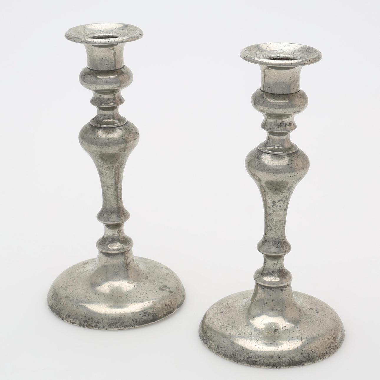 TENNLJUSSTAKAR, ett par, 1800-tal.