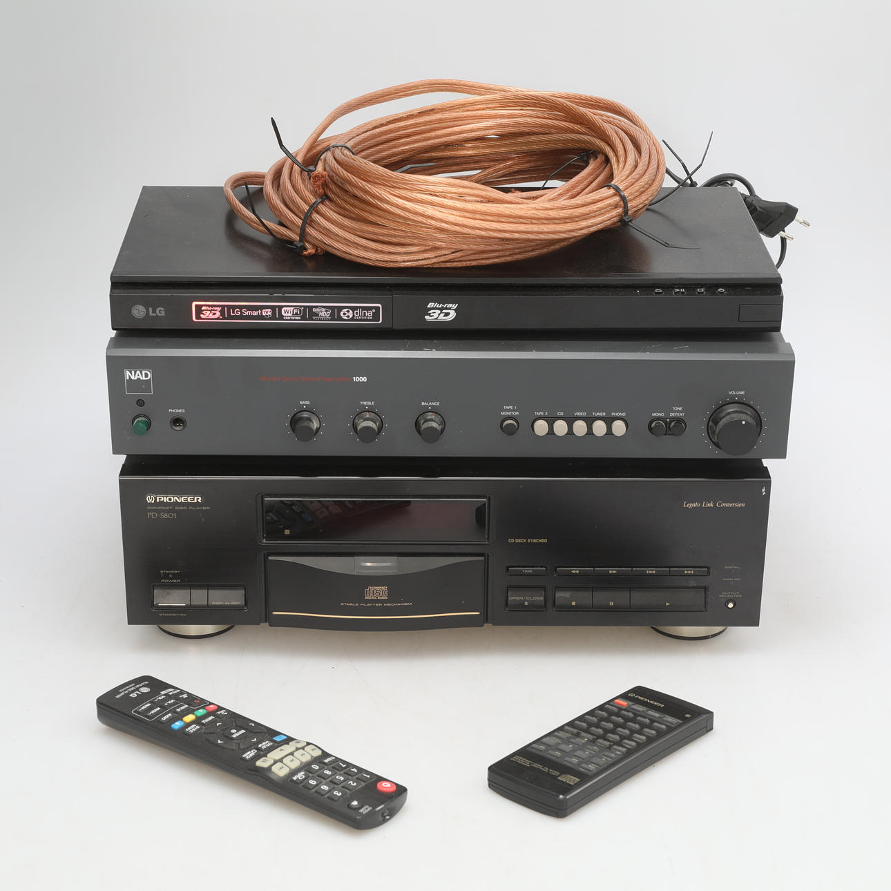BLUERAY-spelare, samt förstärkare o cd-spelare.