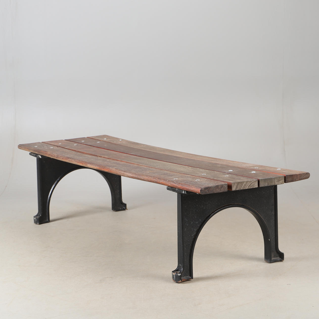 Eine Gartenbank, Gusseisen/Teakholz, 2000er.