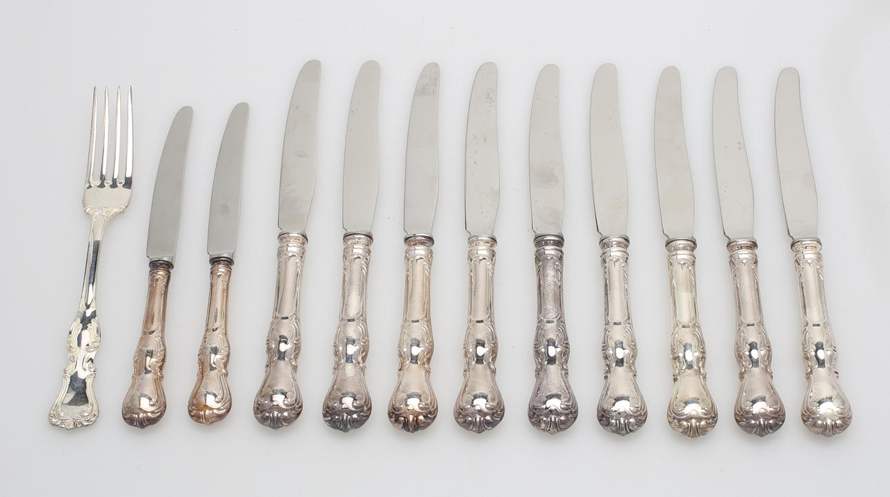 KNIVAR, 11 st samt GAFFEL, silver, "Prins Albert", vtotal vikt 799 gram.