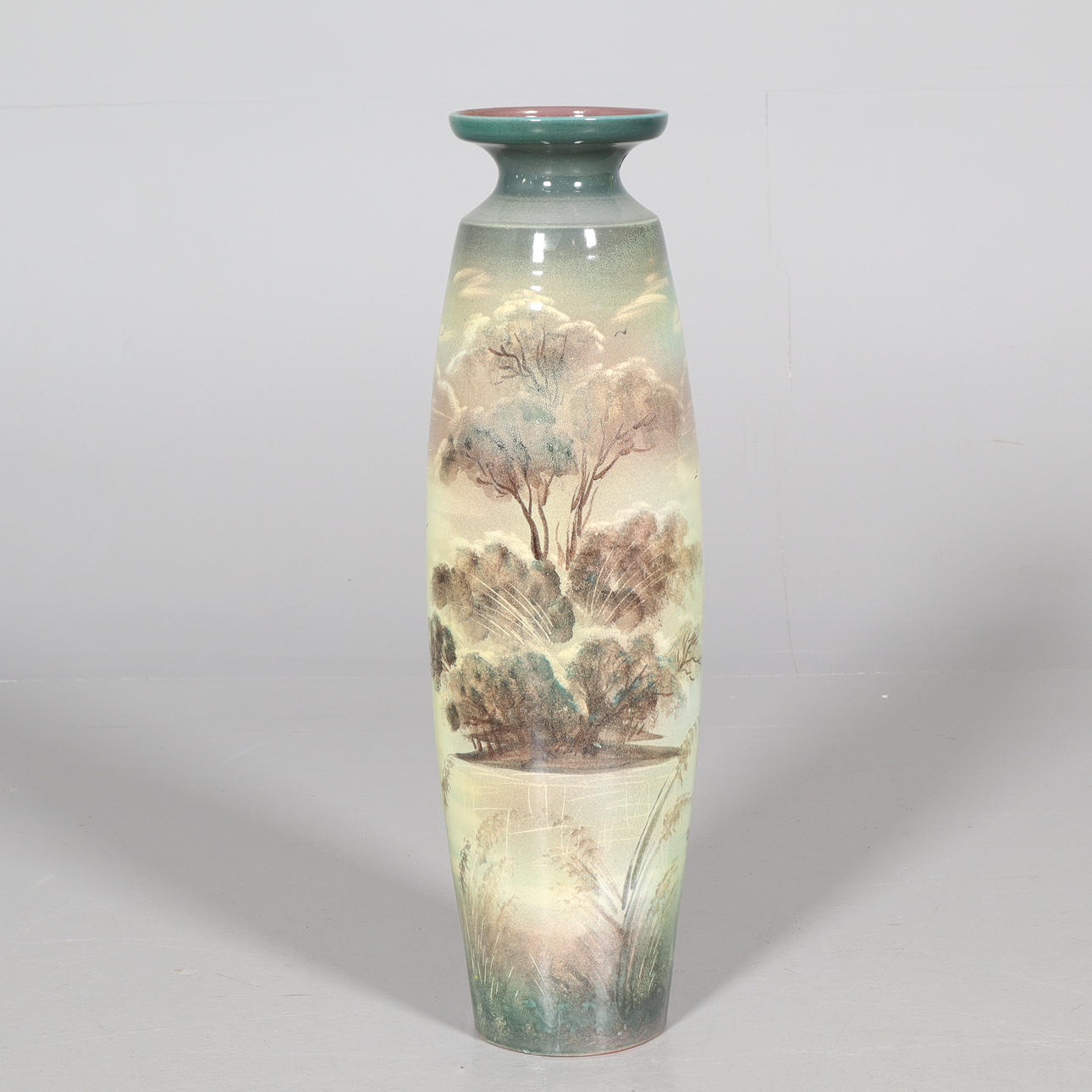 Un jarrón de suelo de cerámica.