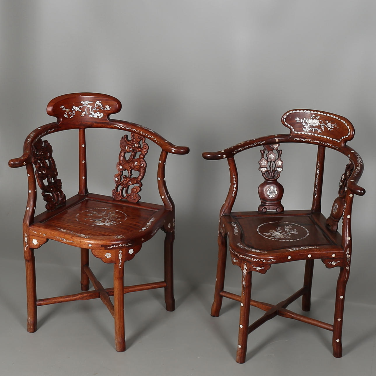 KARMSTOLAR, 2 st snarlika, orientalisk stil, 1900-tal.