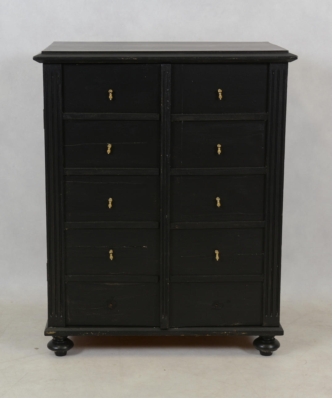 BYRÅ MED SKÅPSLUCKOR OCH LOCK, sekelskiftet 1900.