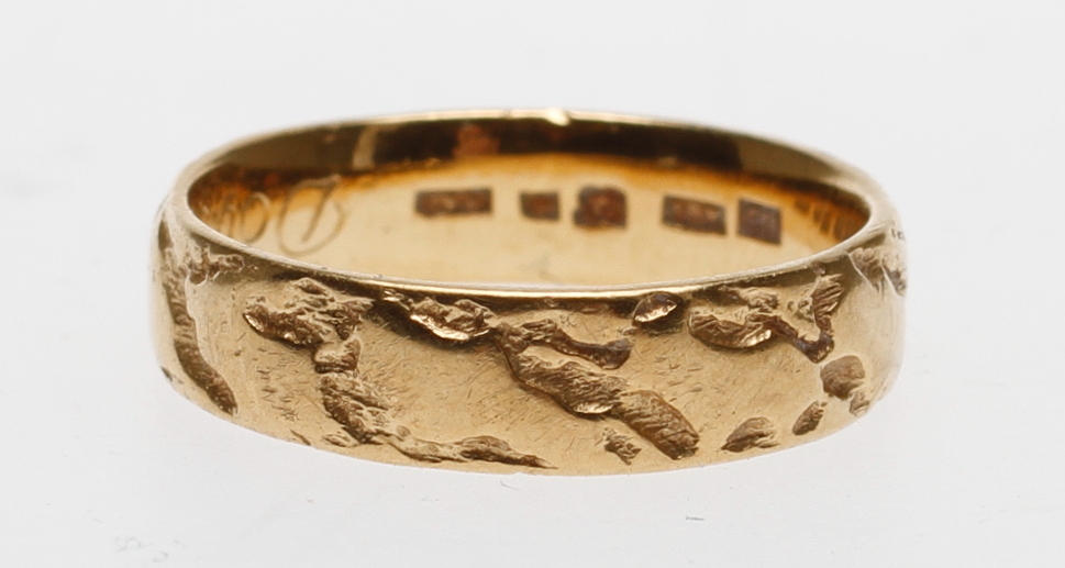 RING, 18k guld, vikt ca 4,5 gram.