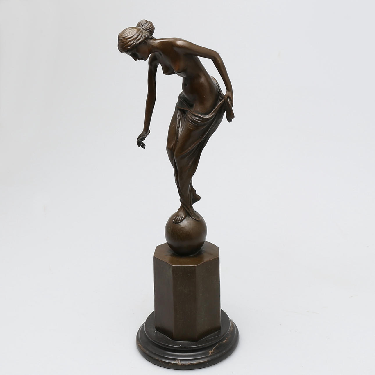 OIDENTIFIERAD KONSTNÄR, bronsskulptur, kvinna på boll, 2000-tal.