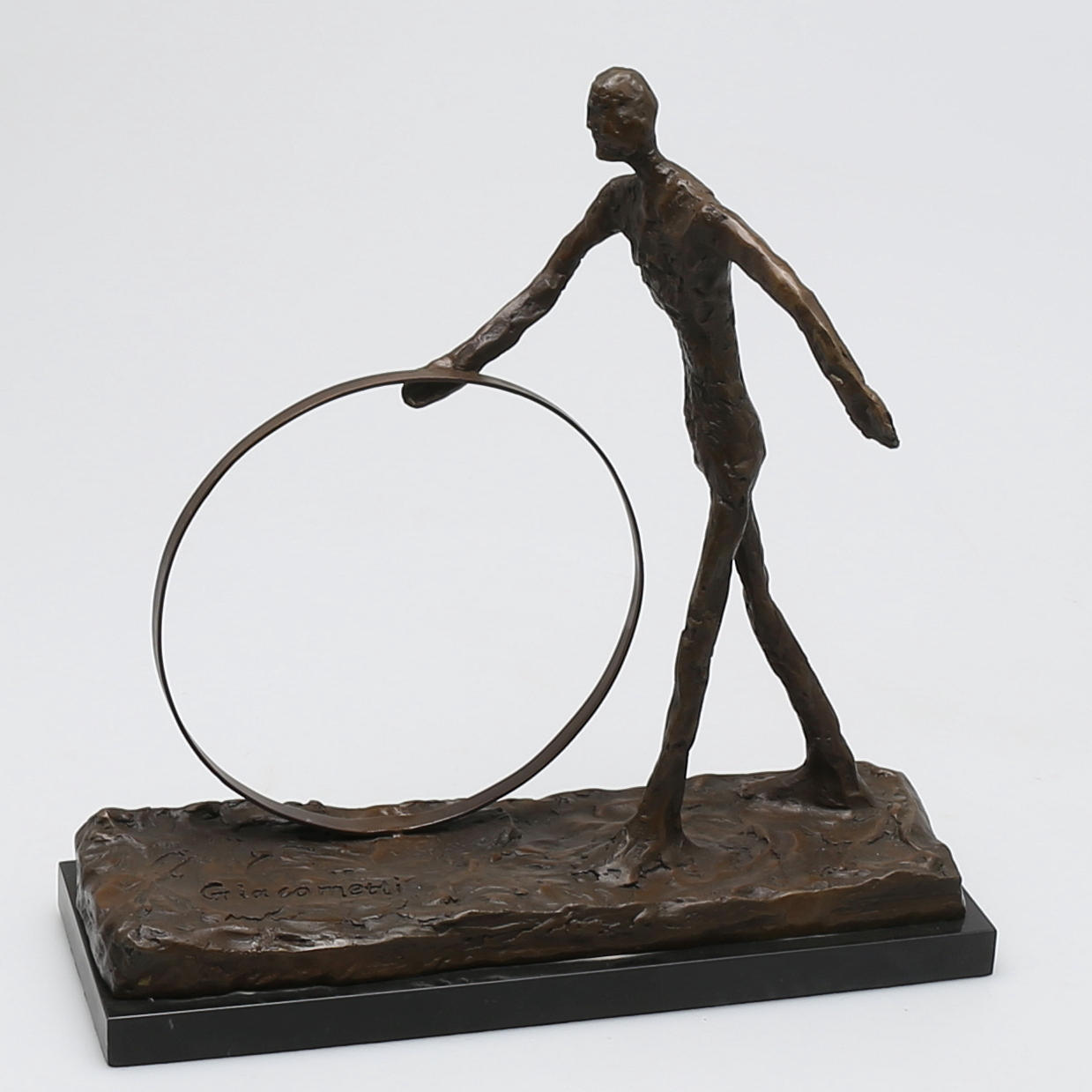 OIDENTIFIERAD KONSTNÄR. Skulptur, brons, man med tunnband, efter Giacometti, 2000-tal.