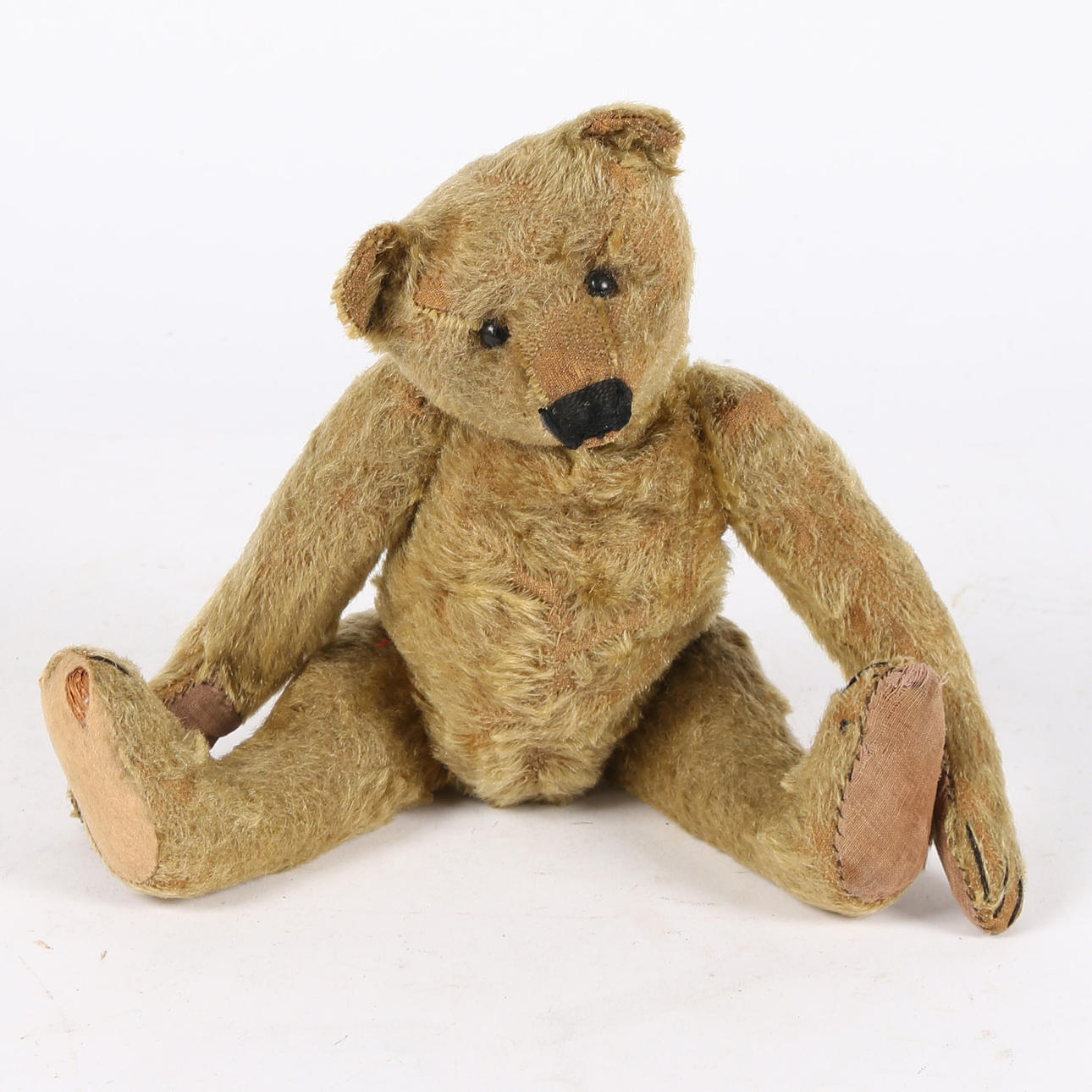 EIN MIT STROH GEFÜLLTER TEDDYBÄR.