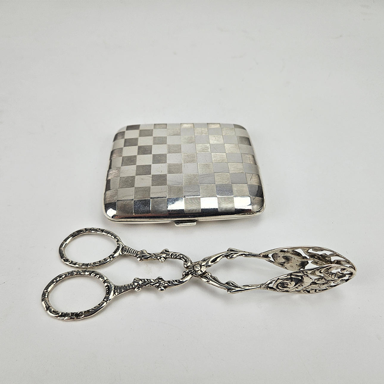 CIGARETTE CASE AND TONGS, silver. Total weight approx. 119g. Silver &  Metals - Silver