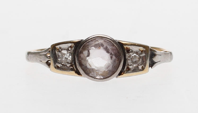RING, 18k guld med stenar, vikt ca 1,4 gram.