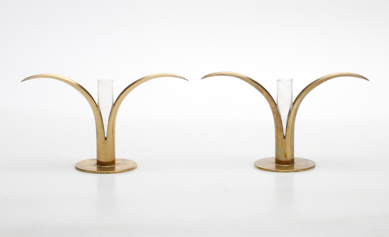 LJUSSTAKAR/VASER, ett par, mässing, "Liljan", Ivar Åhlenius Björk, Ystad Metall.