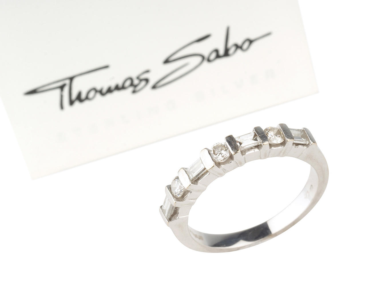 RING, 750 vitguld. 3 briljantslipade diamanter 0.24 ct, 4 baguette diamanter 0.38 ct.