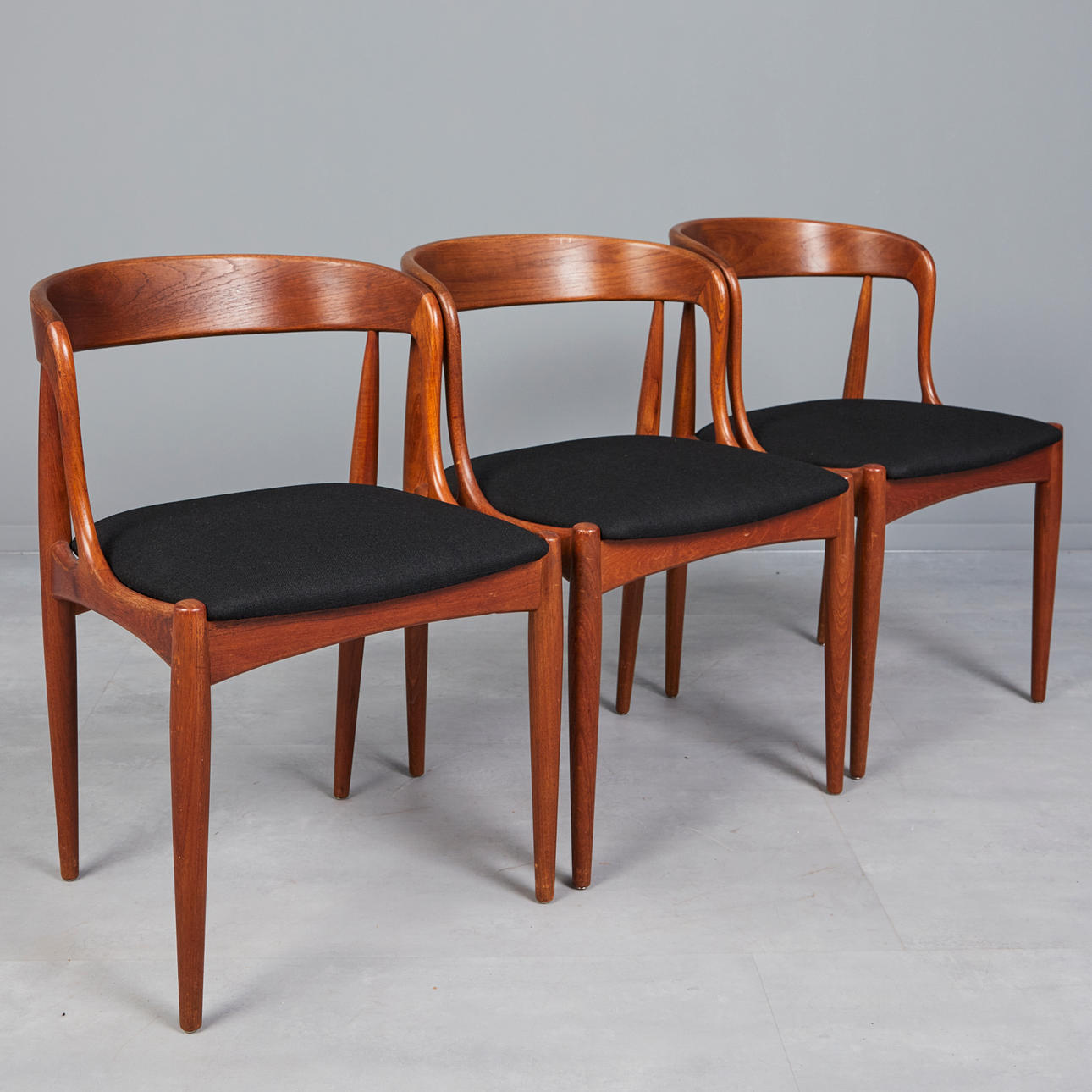 JOHANNES ANDERSEN. Uldum Møbelfabrik, three chairs/dining room