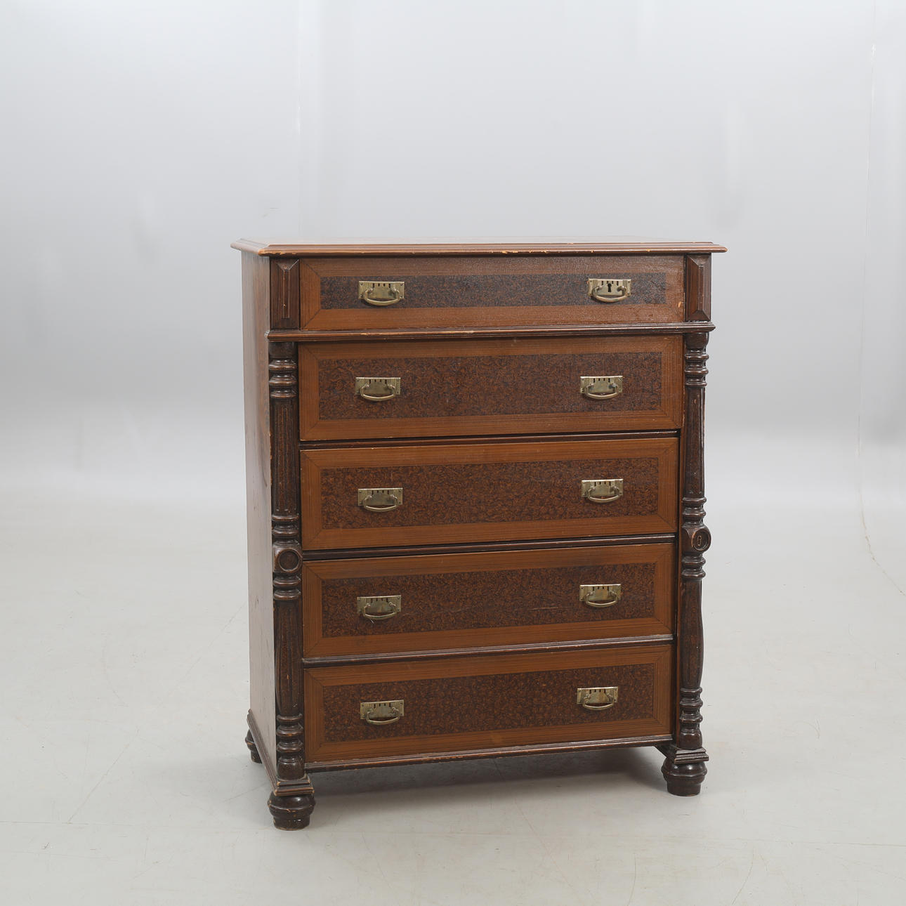 BYRÅ,låsbar i kantlist.