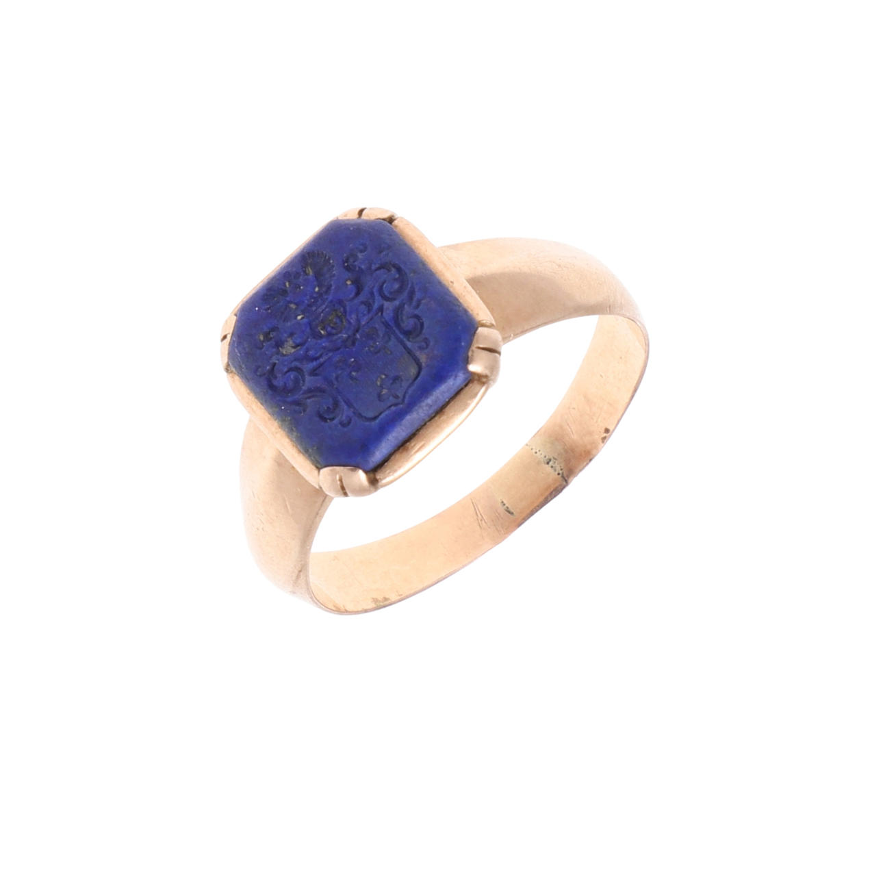 A GOLD AND LAPIS LAZULI INTAGLIO RING.