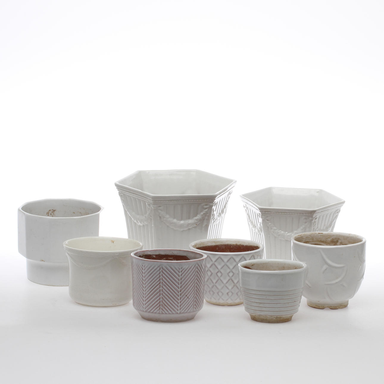 YTTERFODER, 8 st, keramik, bl a Gustavsberg och Upsala-Ekeby, 1900-tal.