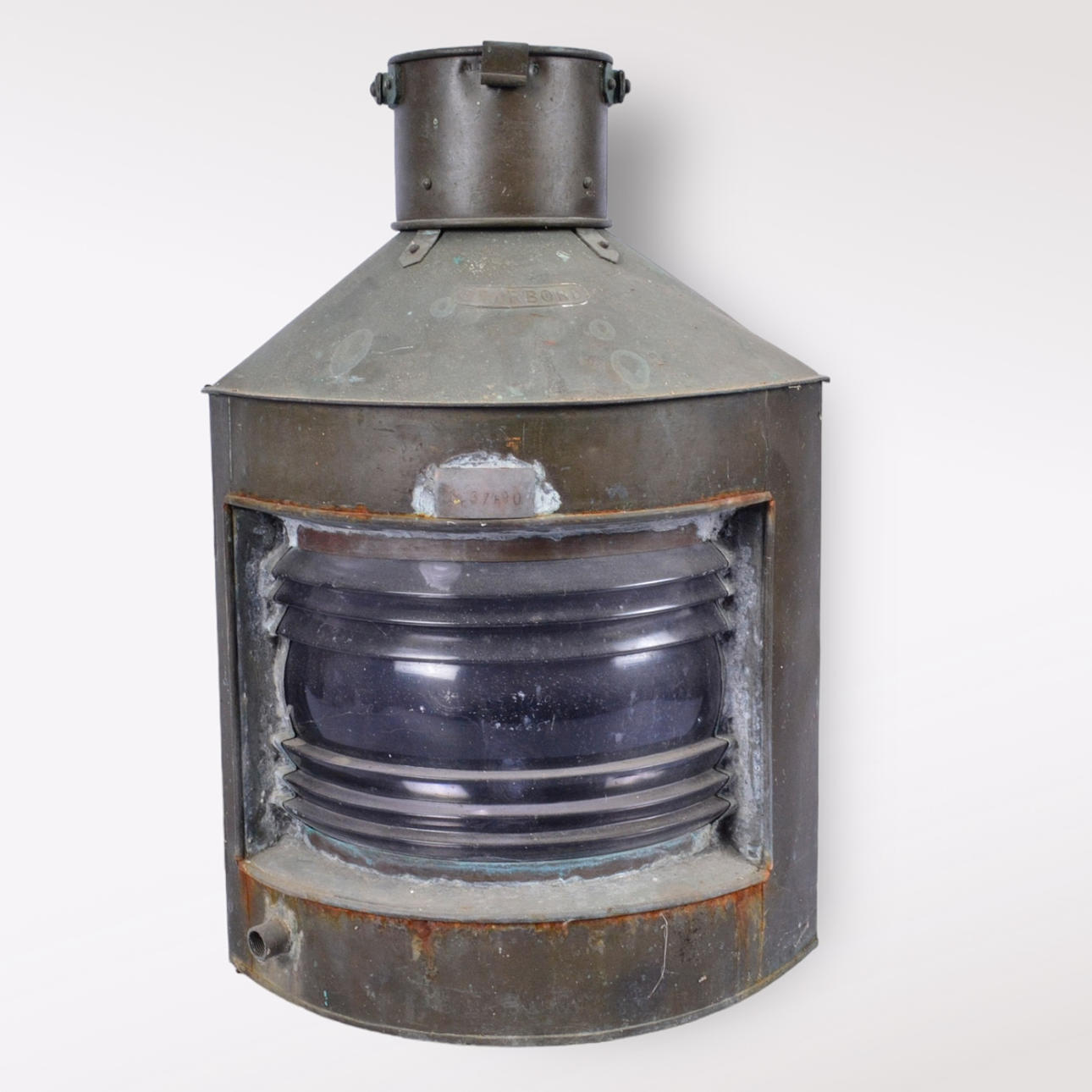 Una linterna «estribor» de cobre.