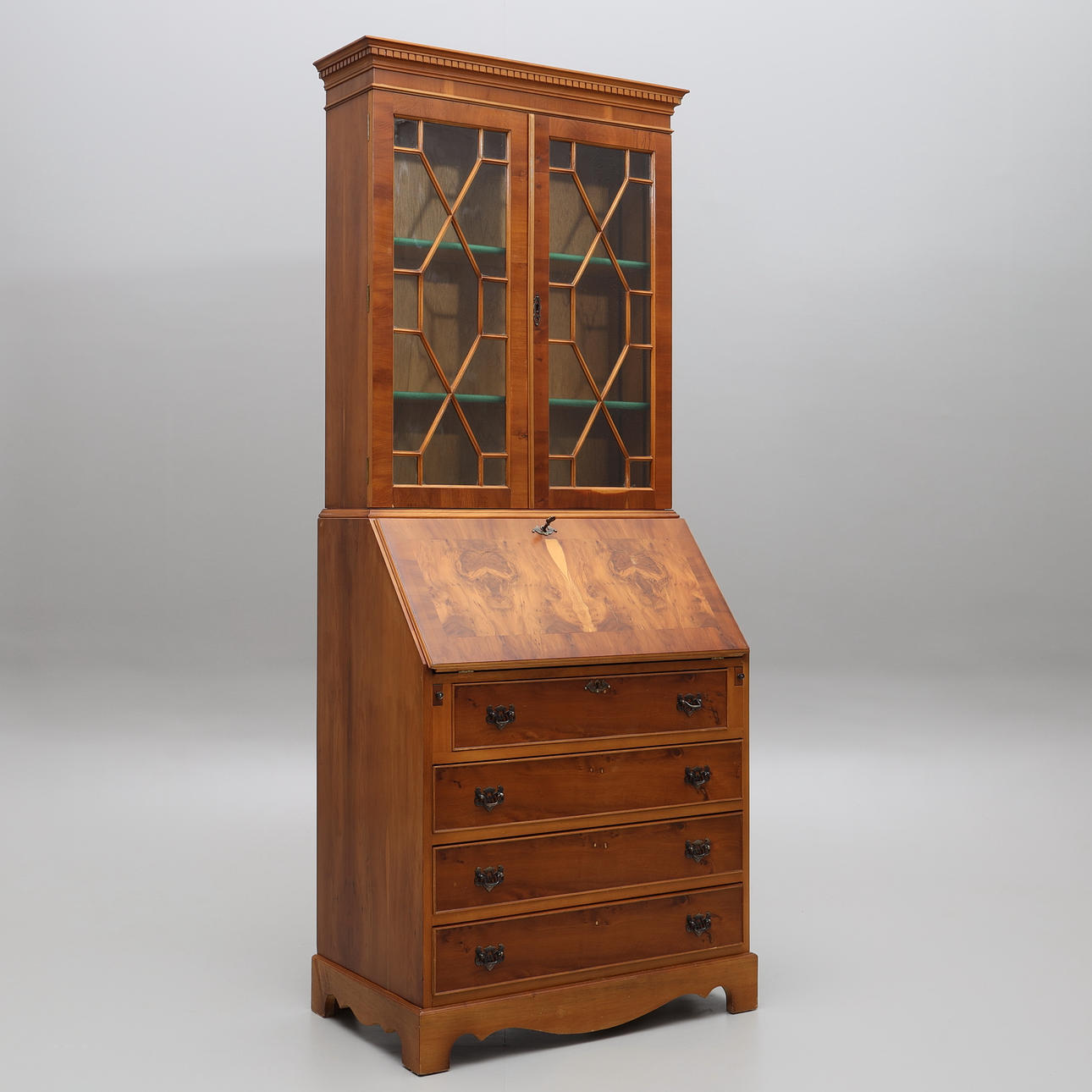 Ein 2-teiliges Bücherregal, Eibe, im englischen Stil.