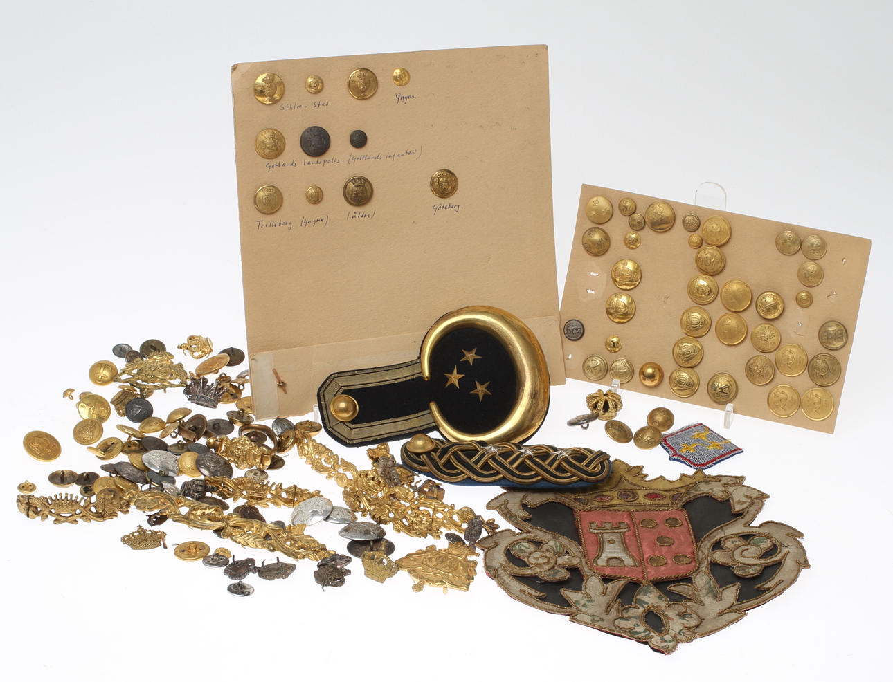 EPÅLETT, KNAPPAR, MÄRKEN och SPÄNNEN.