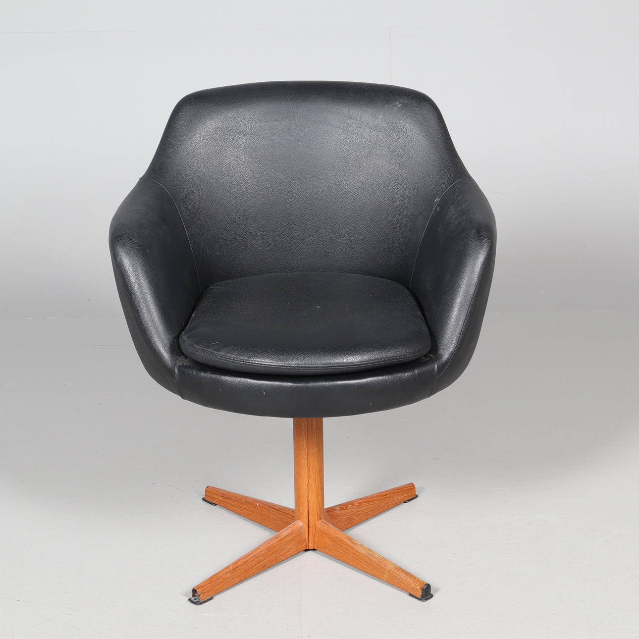 SPINNING ARMCHAIR, artificial leather.