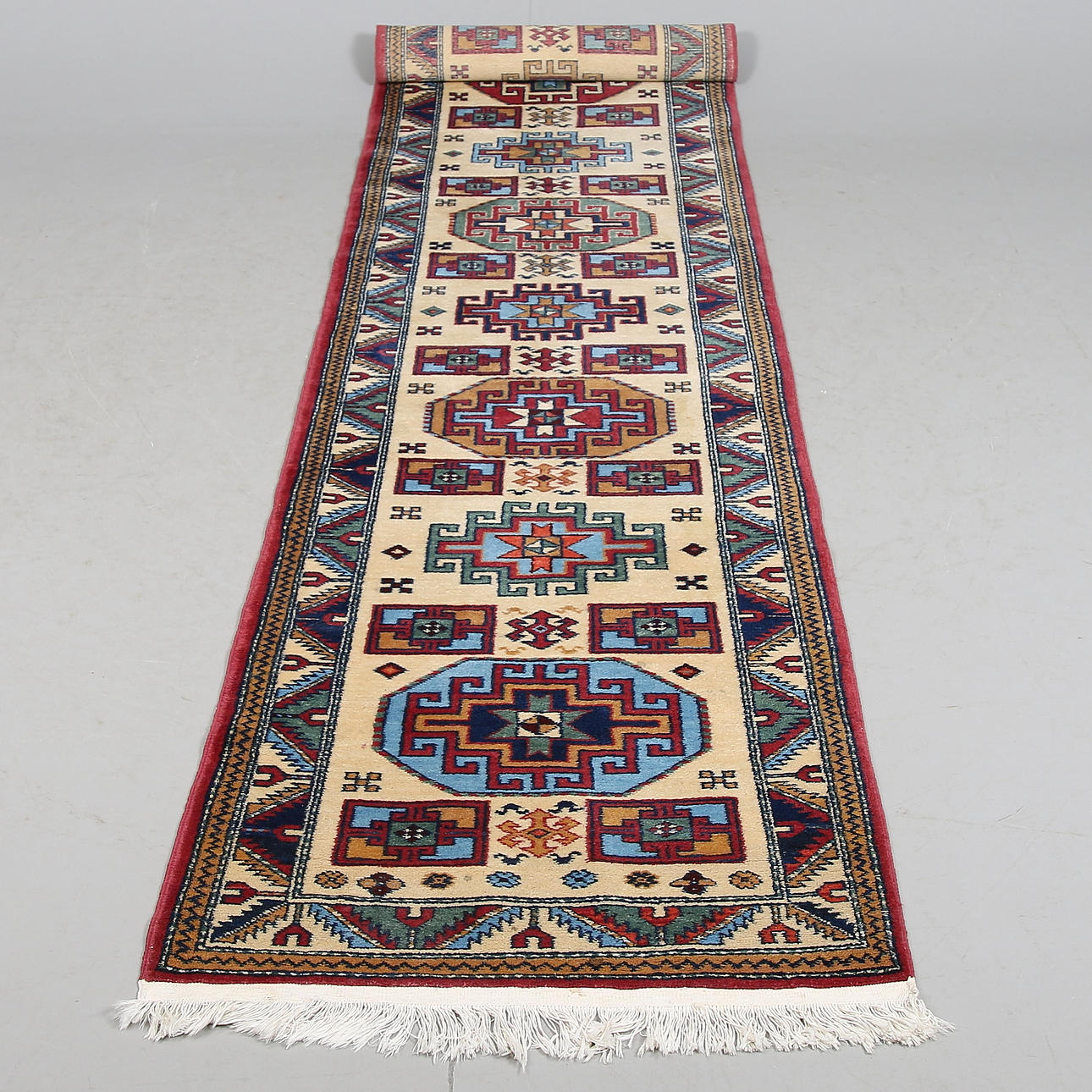 GALLERIMATTA, Nessims, Kassak, Ryssland. 1900-tal. 335 x 74 cm.