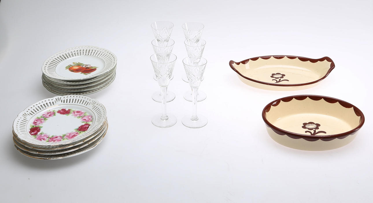 PARTI GLAS och PORSLIN, Snapsglas, Pyro och gallerassietter, 17 delar, 1900-tal.