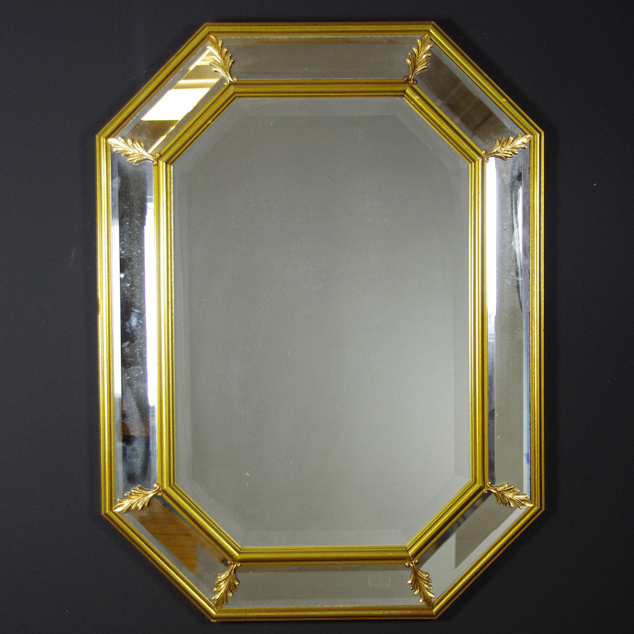 SPEGEL, förgylld med fasettslipat glas, sent 1900-tal.