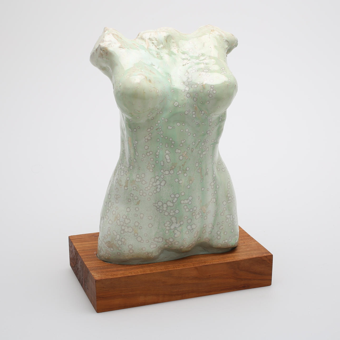 OIDENTIFIERAD KONSTNÄR. Skulptur, kvinnotorso, keramik, osignerad.