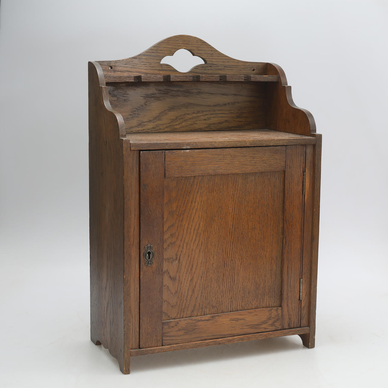 ROHRSCHRANK, Platz für fünf Pfeifen.