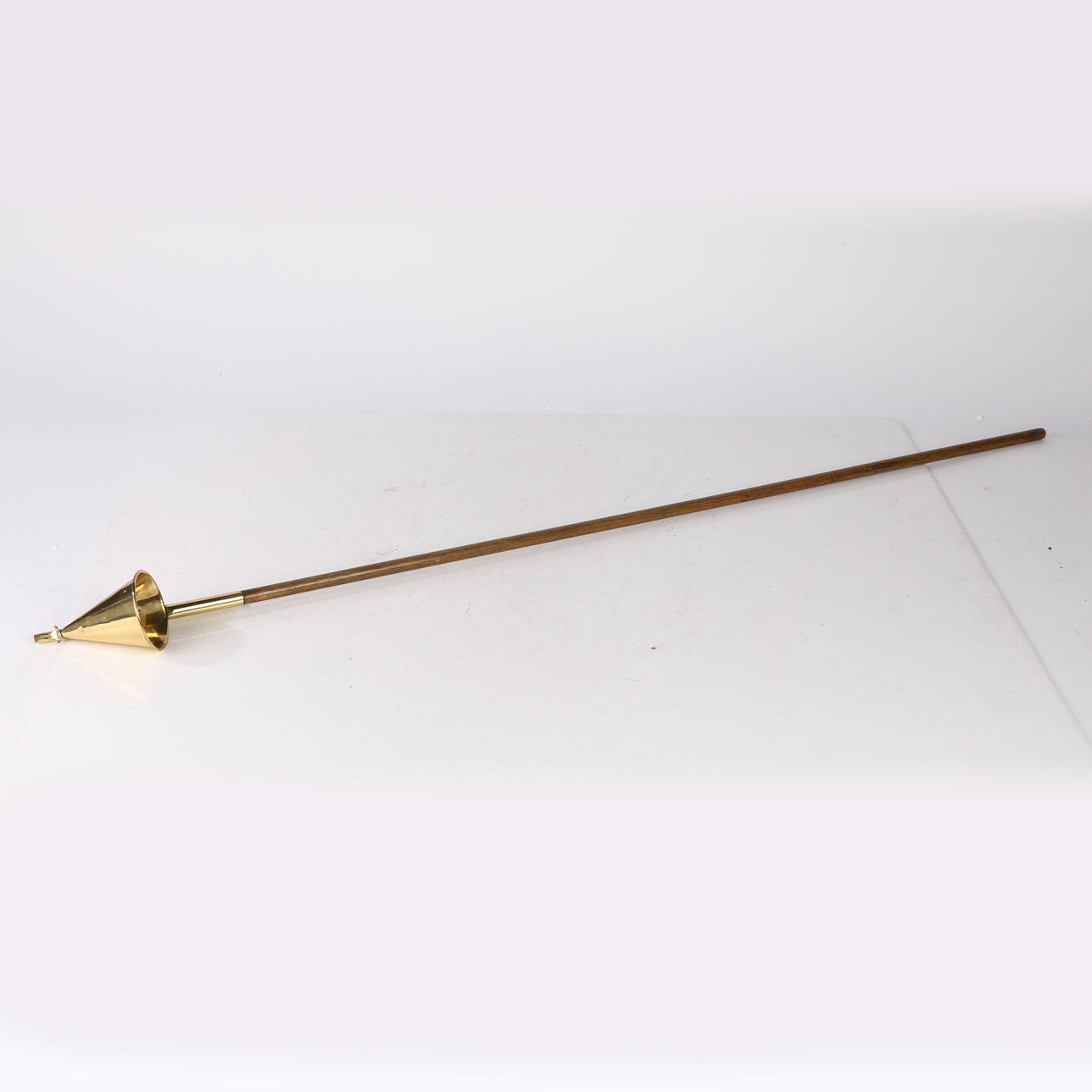 A 19TH CENTURY LONG HANDLED CHANDELIER CANDLE LIGHTER.