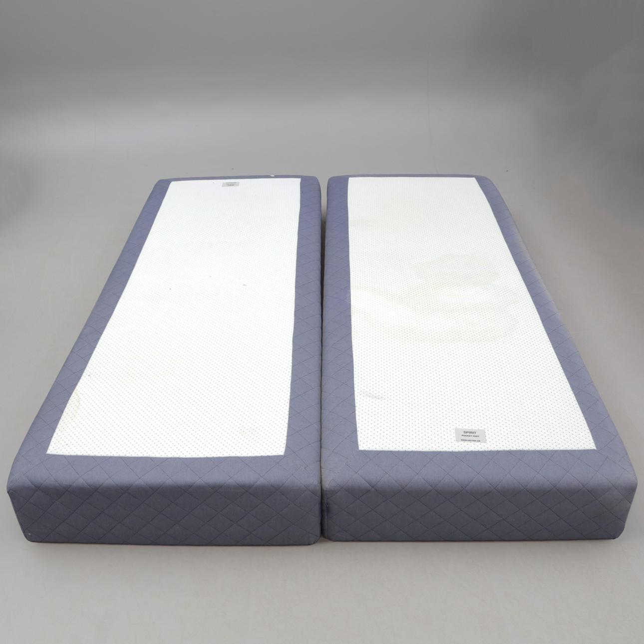 DOBBELTSENG med træhovedgærde.