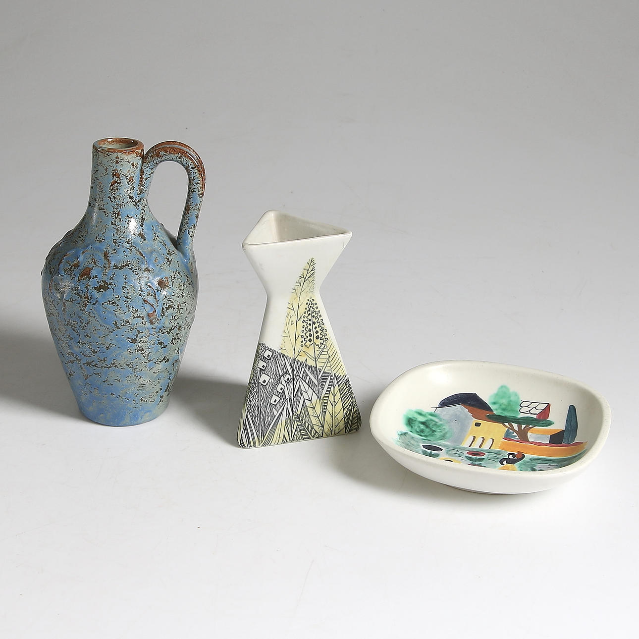 VASER samt FAT, 3 delar, keramik, bl.a. "Triangla", Lars Thorén, Rörstrand samt Nittsjö. 1900-tal.