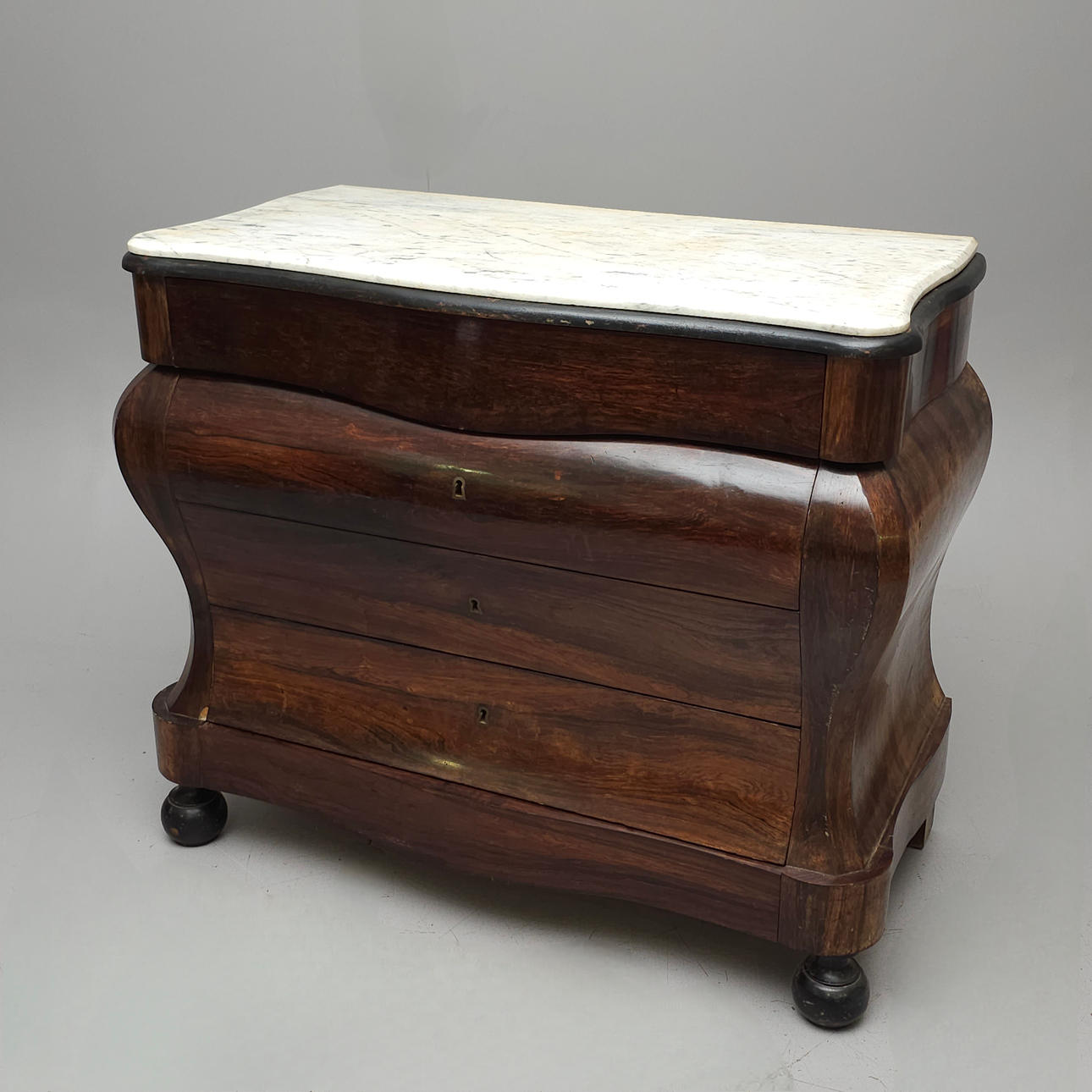 CÓMODA ISABELINA CON SOBRE DE MÁRMOL.