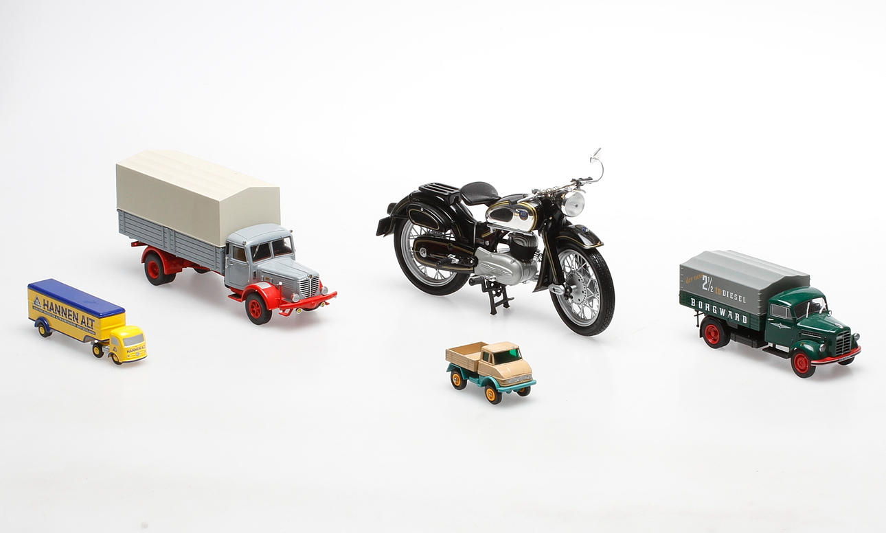 BILAR, 4 st, samt MOTORCYKEL, bland annat Schuco.