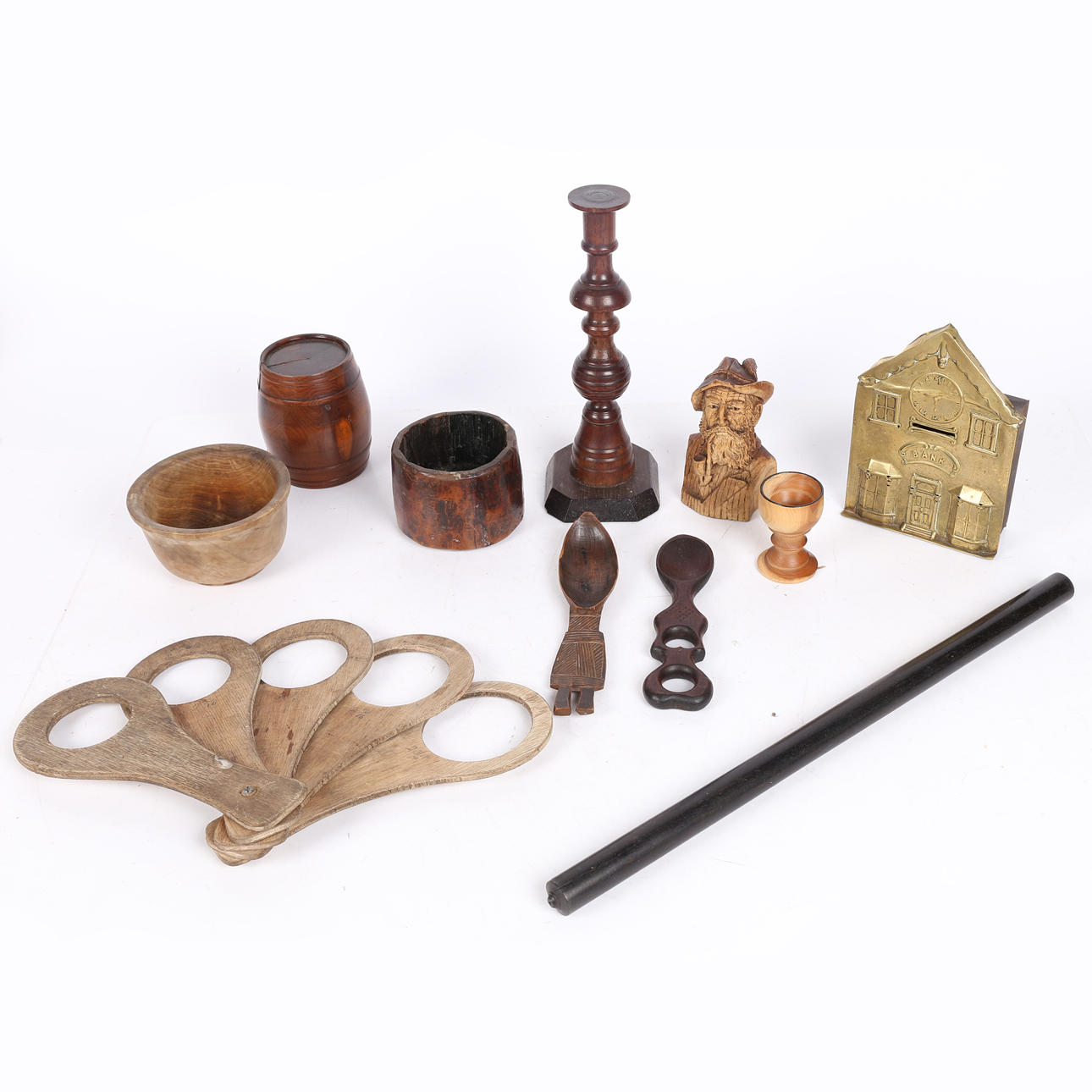 EINE SAMMLUNG GRÜNER GEGENSTÄNDE.