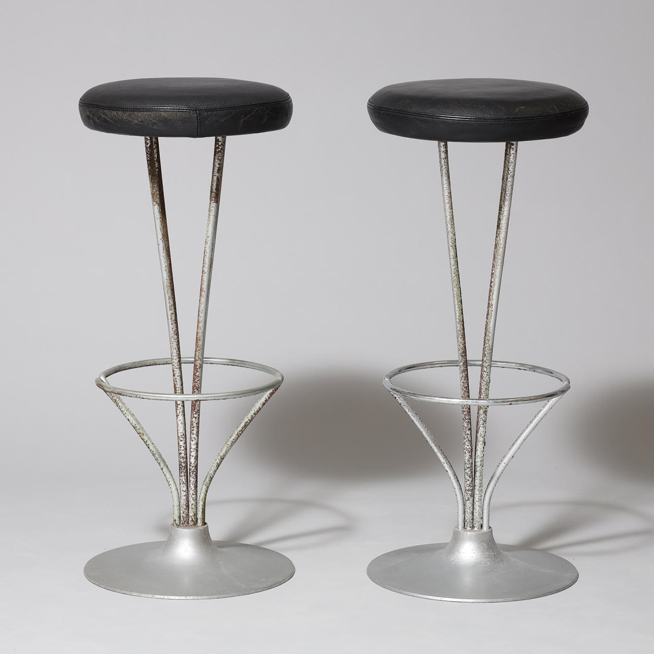 PIET HEIN. Barstole, sort læder, forkromet metal, Danmark. (2).