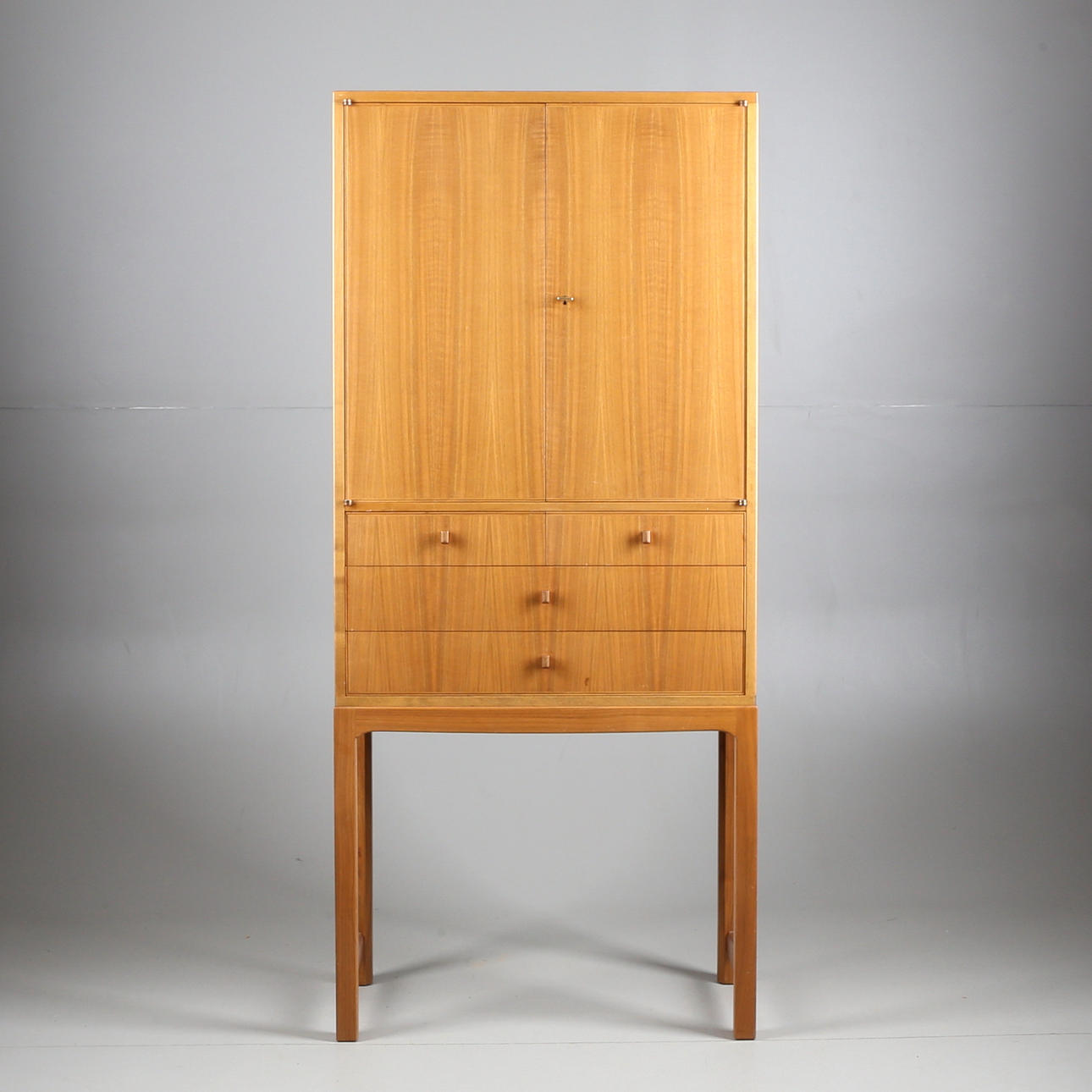 SKÅP, "Lillbo", Carl Malmsten, valnötsfanér, omkring 1900-talets mitt.