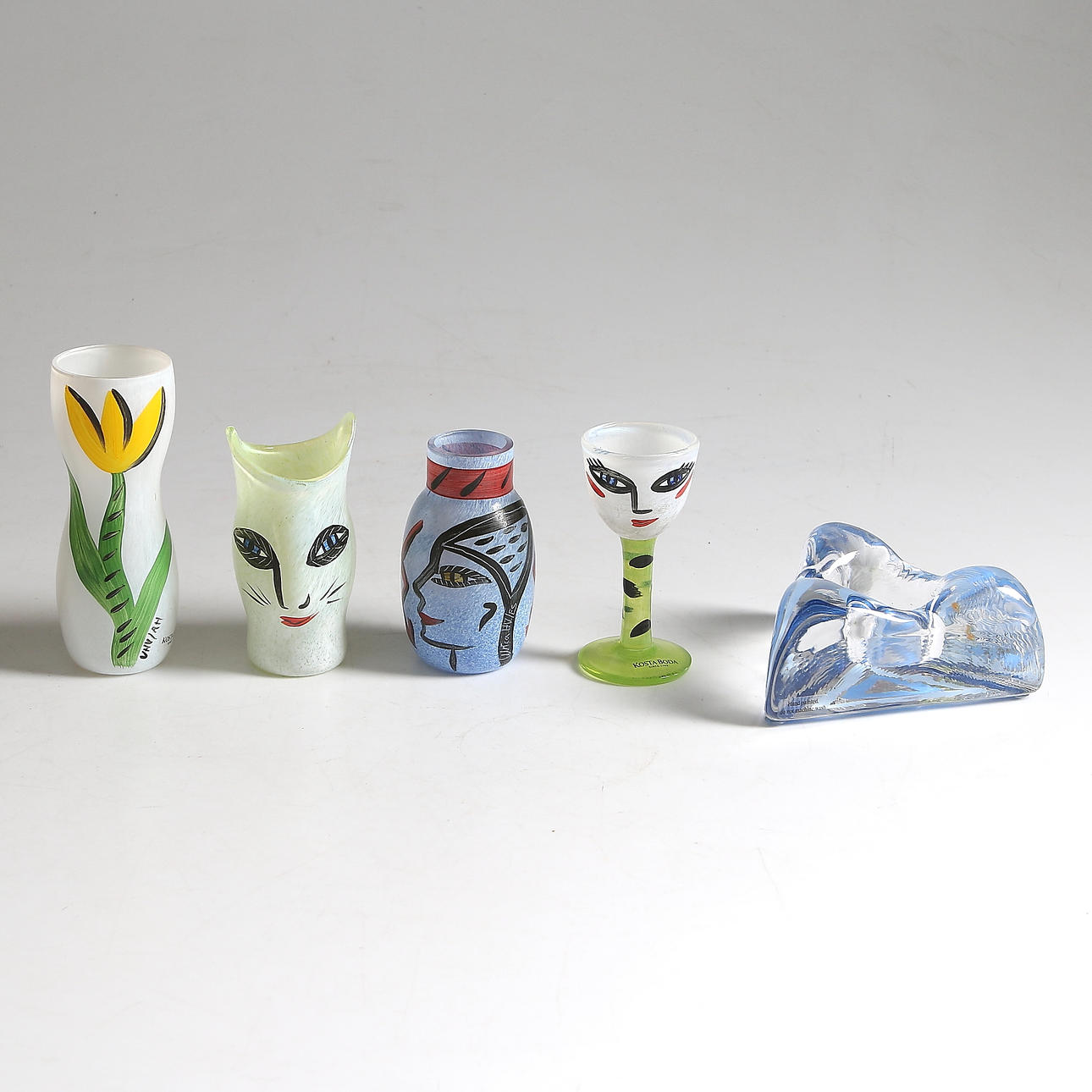 MINIATYRER samt LJUSSTAKE, 5 st, glas, Ulrica Hydman Vallien, Boda glasbruk. 1900-tal.