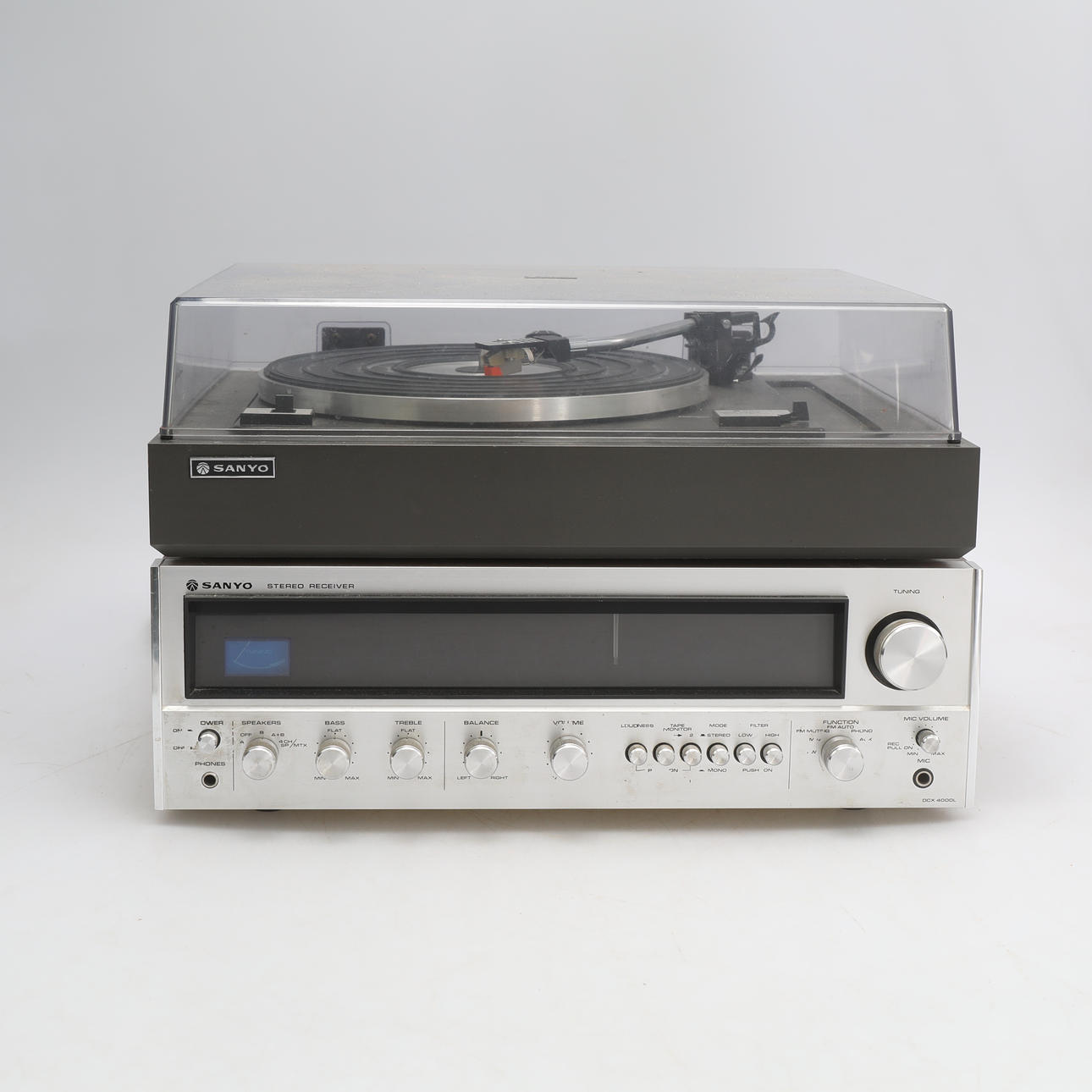 Plattenspieler und Verstärker Sanyo.