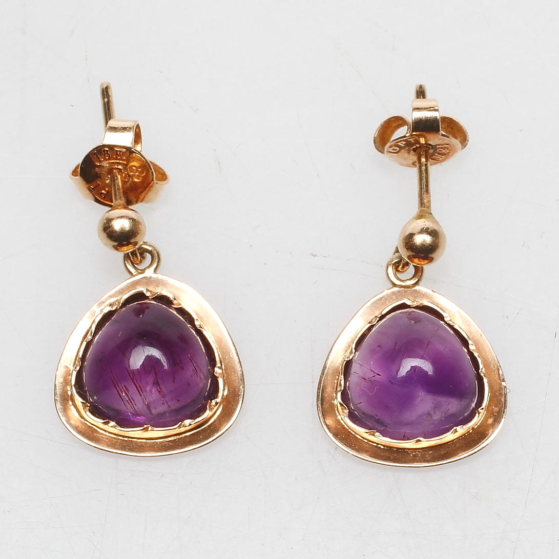 ÖRHÄNGEN, ett par, 18k guld med ametister. OPI, 1900-talets andra hälft.