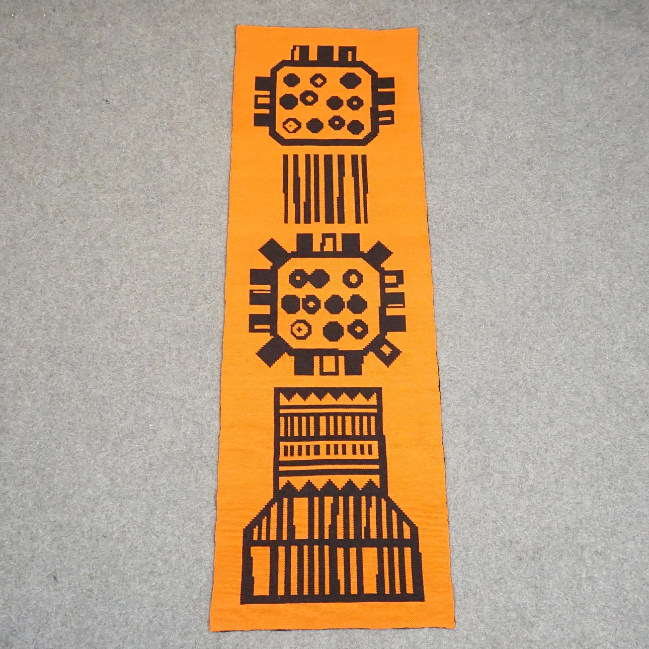 Vægmonteret, uld, ca 138 x 44 cm.