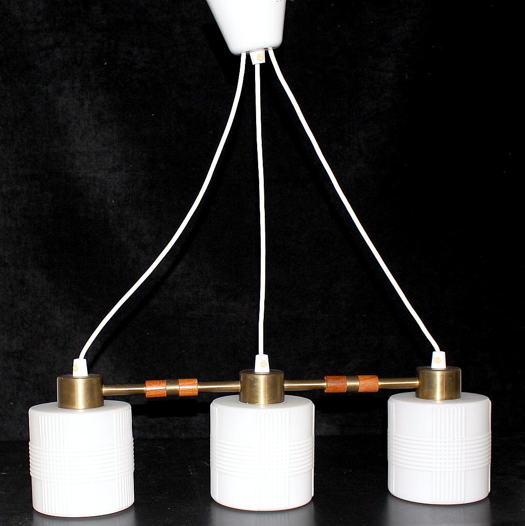 TAKLAMPA, opalinglas, mässing och teak.