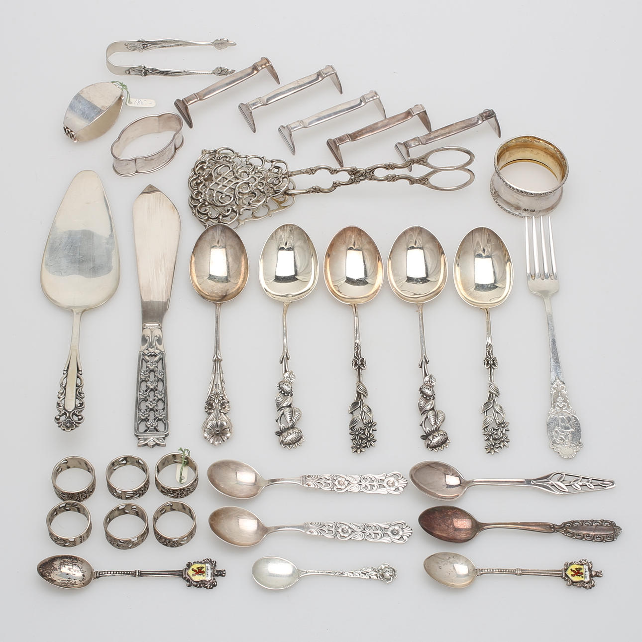 SILVERFÖREMÅL, 31 st, serveringsbestick, servettringar, smörhundar, vikt 550 gram.