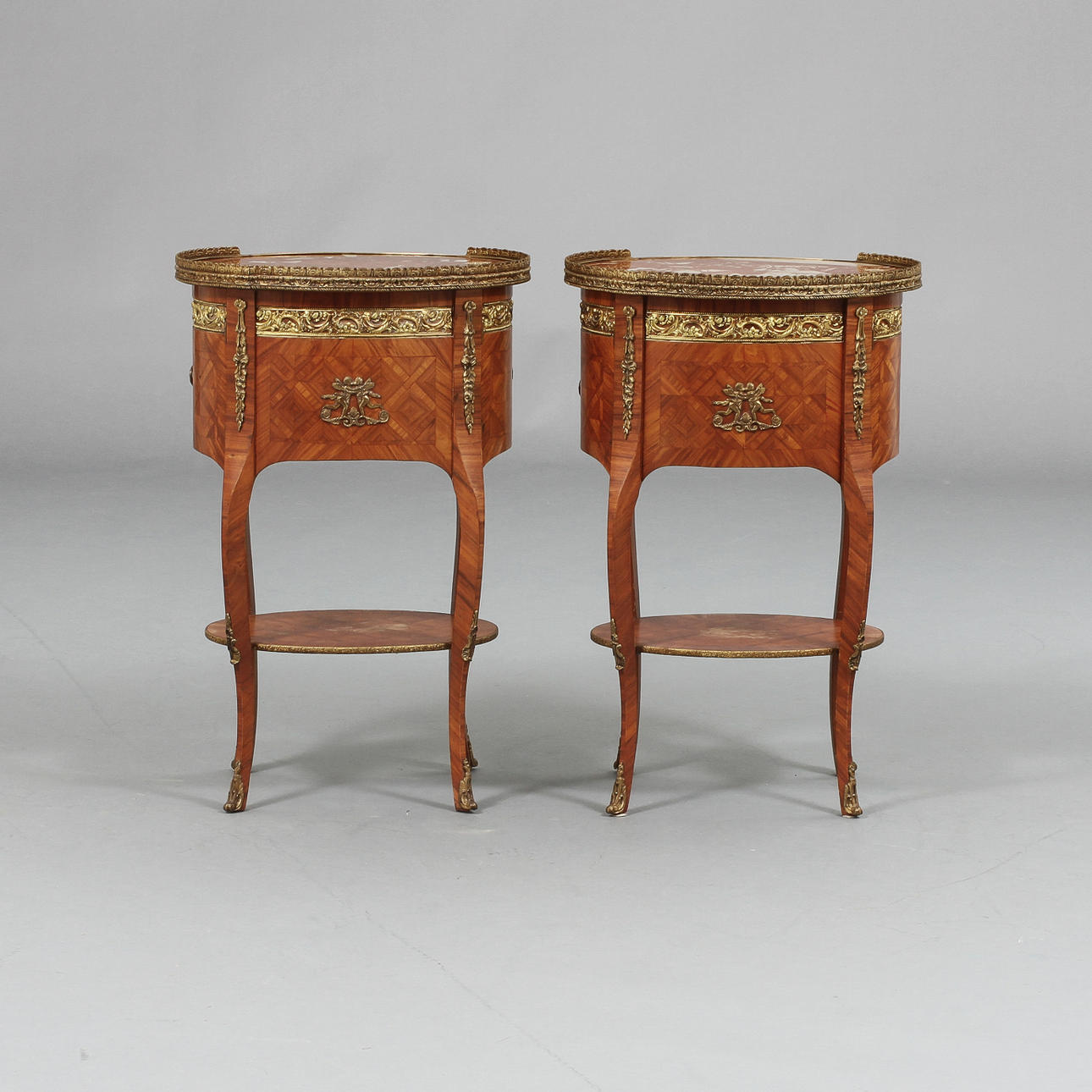 NATTYGSBORD, ett par, Louis XVI-stil.