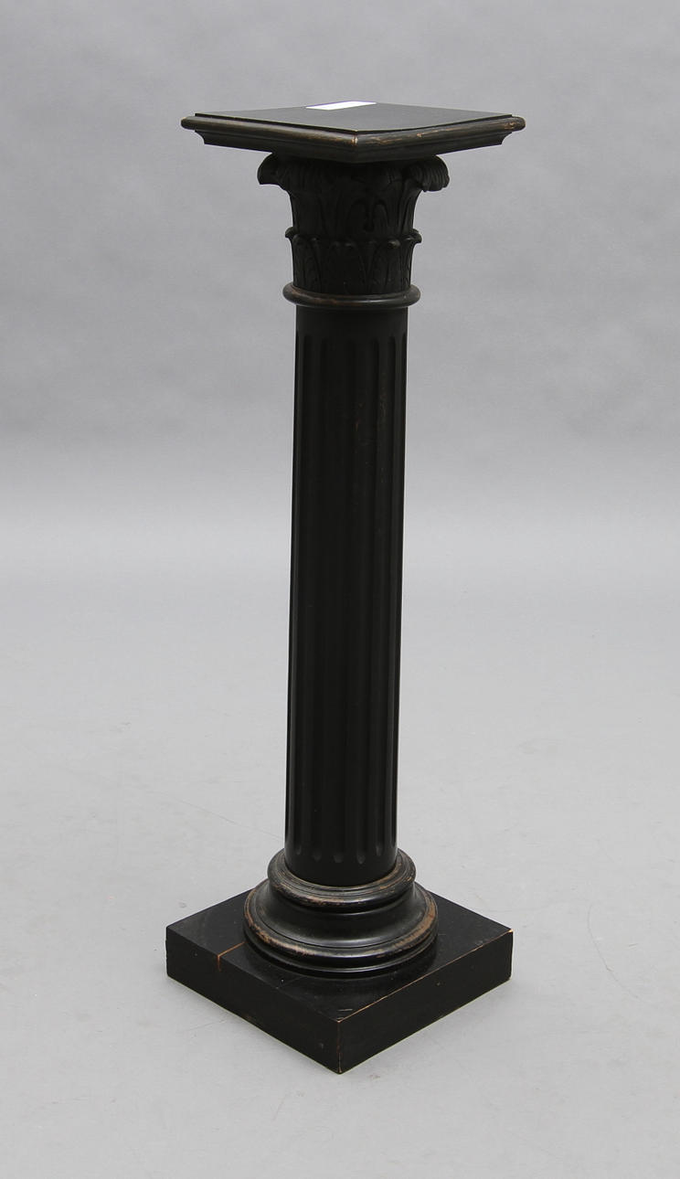 PIEDESTAL, korintiskt kapitäl.