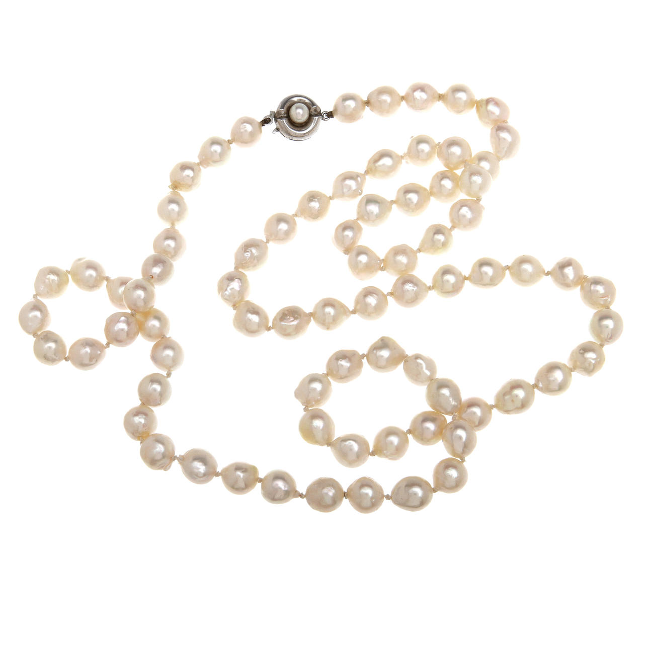 PÄRLCOLLIER, odlade pärlor med lås i silver.