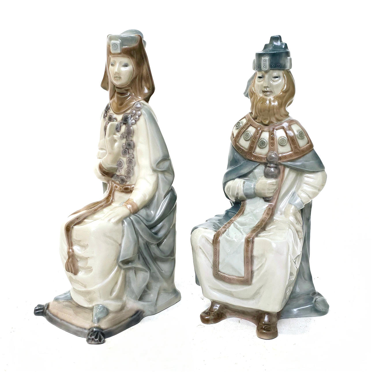 ETT PAR KUNGAR I LLADRÓ-PORSLIN.